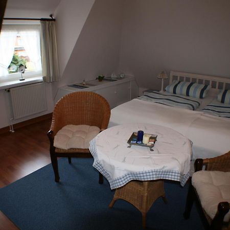 Ferienwohnungen Im Hotel Garni Zur Post Utersum Стая снимка