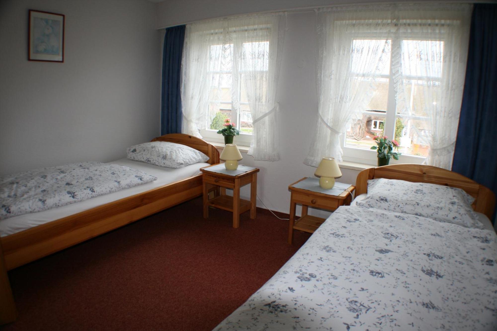 Ferienwohnungen Im Hotel Garni Zur Post Utersum Стая снимка