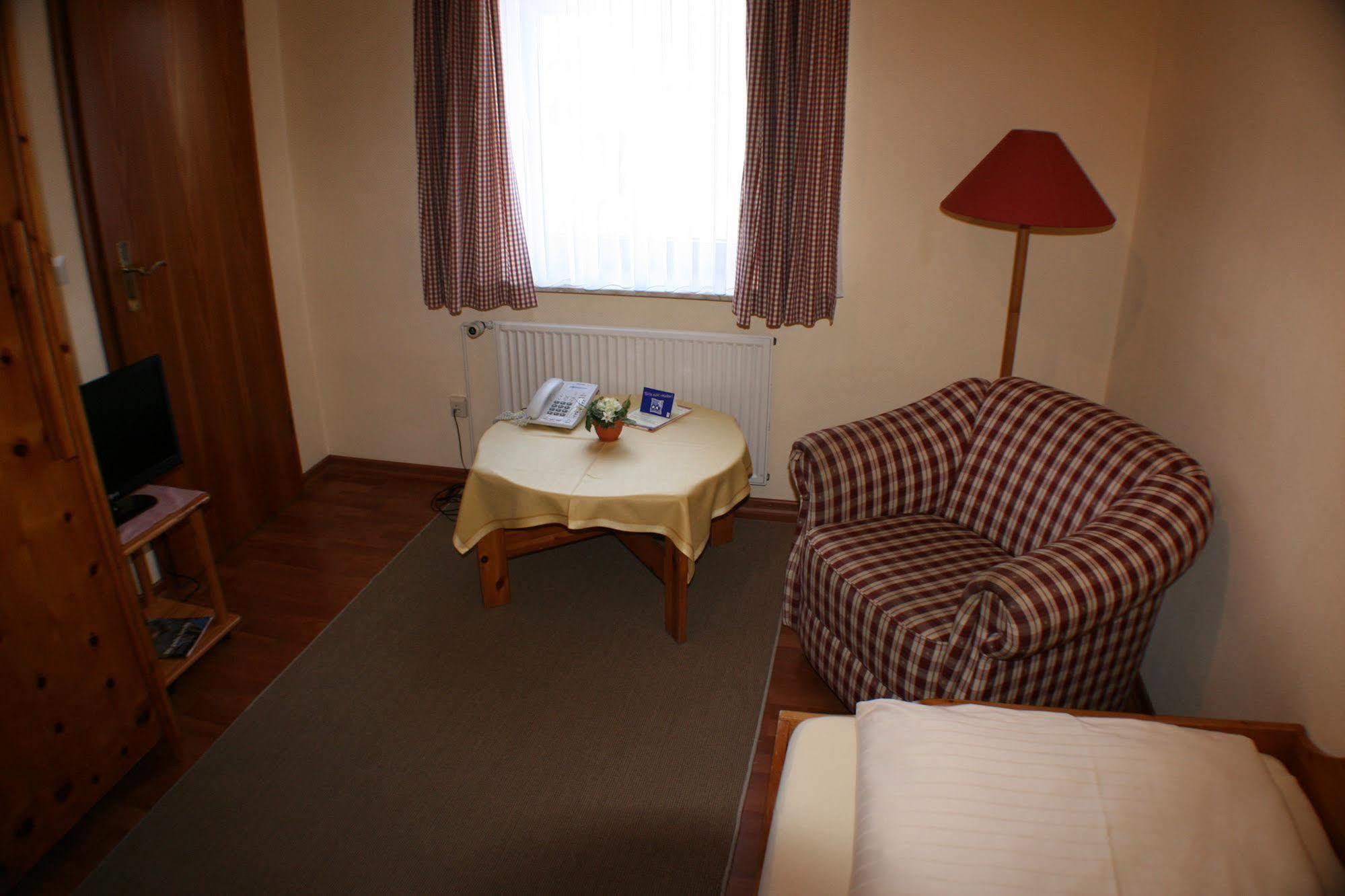 Ferienwohnungen Im Hotel Garni Zur Post Utersum Екстериор снимка