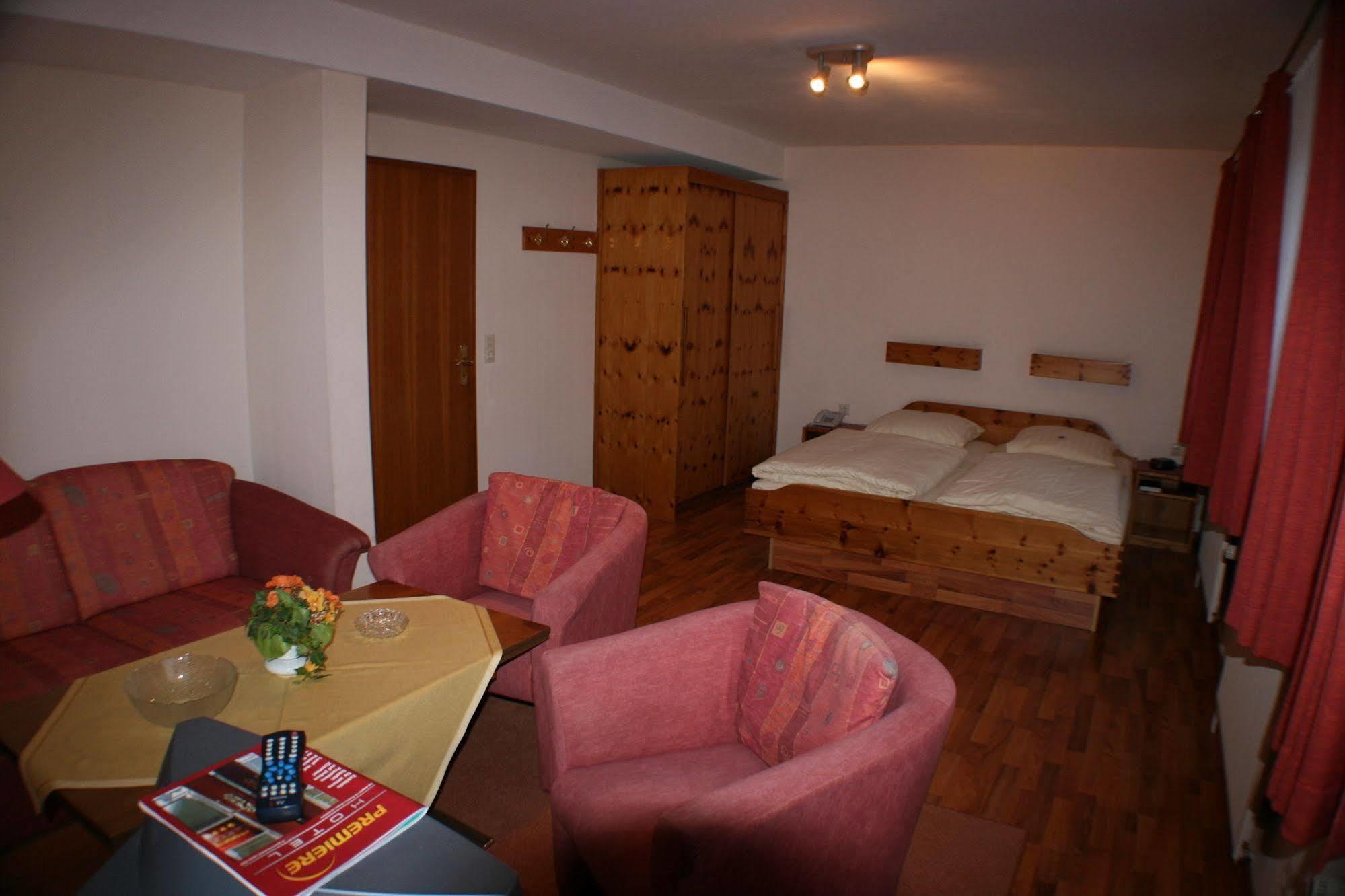 Ferienwohnungen Im Hotel Garni Zur Post Utersum Екстериор снимка